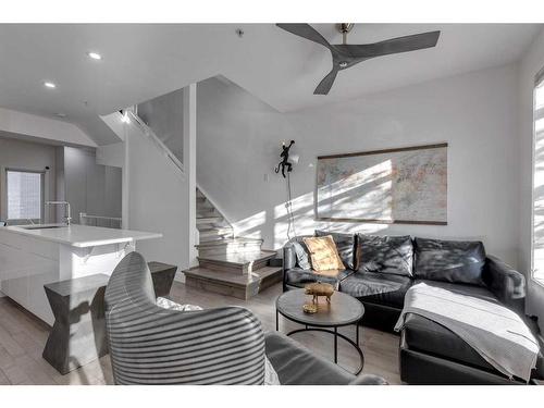 1307 7 Street Sw, Calgary, AB - Indoor Photo Showing Living Room