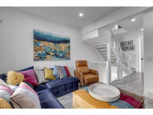 1307 7 Street Sw, Calgary, AB - Indoor Photo Showing Living Room