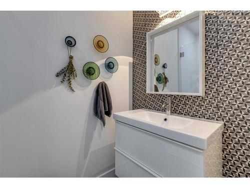 1307 7 Street Sw, Calgary, AB - Indoor Photo Showing Bathroom