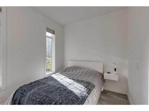 1307 7 Street Sw, Calgary, AB - Indoor Photo Showing Bedroom