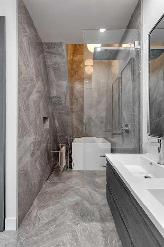 1307 7 Street Sw, Calgary, AB - Indoor Photo Showing Bathroom