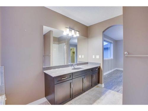 15 Sunset Close, Cochrane, AB - Indoor Photo Showing Bathroom