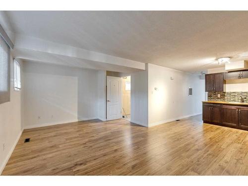 7419 21A Street Se, Calgary, AB - Indoor Photo Showing Kitchen