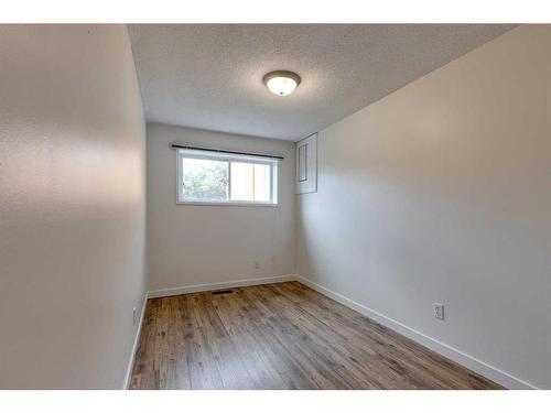 7419 21A Street Se, Calgary, AB - Indoor Photo Showing Other Room