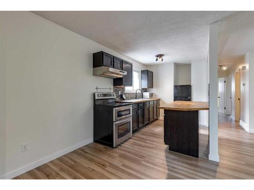 7419 21A Street Se, Calgary, AB - Indoor Photo Showing Kitchen