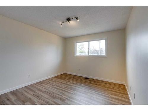 7419 21A Street Se, Calgary, AB - Indoor Photo Showing Other Room