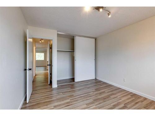 7419 21A Street Se, Calgary, AB - Indoor Photo Showing Other Room