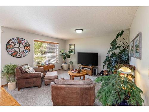 134 Tuscarora Close Nw, Calgary, AB - Indoor Photo Showing Living Room