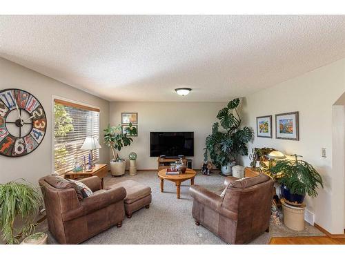 134 Tuscarora Close Nw, Calgary, AB - Indoor Photo Showing Living Room