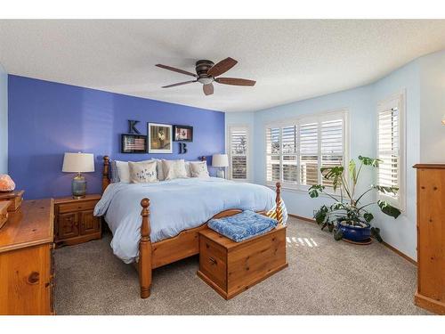 134 Tuscarora Close Nw, Calgary, AB - Indoor Photo Showing Bedroom