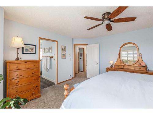 134 Tuscarora Close Nw, Calgary, AB - Indoor Photo Showing Bedroom