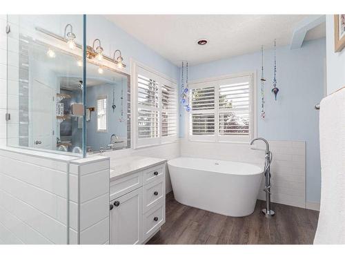 134 Tuscarora Close Nw, Calgary, AB - Indoor Photo Showing Bathroom