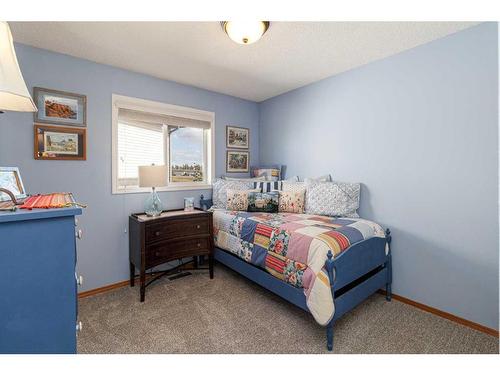 134 Tuscarora Close Nw, Calgary, AB - Indoor Photo Showing Bedroom