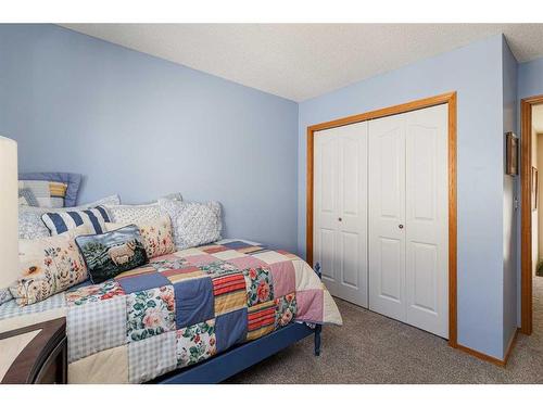 134 Tuscarora Close Nw, Calgary, AB - Indoor Photo Showing Bedroom