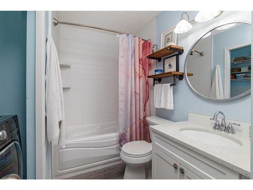 134 Tuscarora Close Nw, Calgary, AB - Indoor Photo Showing Bathroom