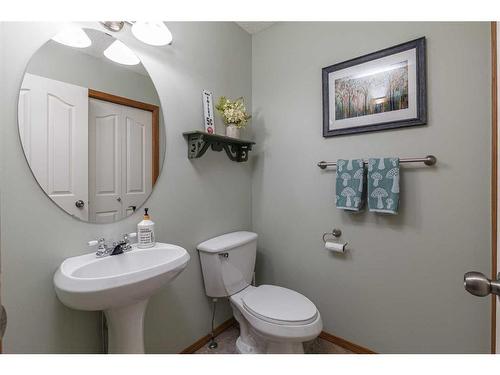 134 Tuscarora Close Nw, Calgary, AB - Indoor Photo Showing Bathroom