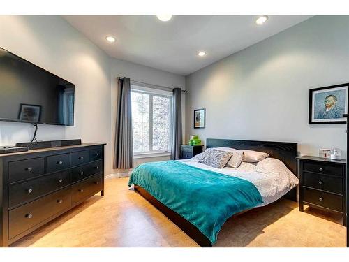 106 Simcoe Crescent Sw, Calgary, AB - Indoor Photo Showing Bedroom