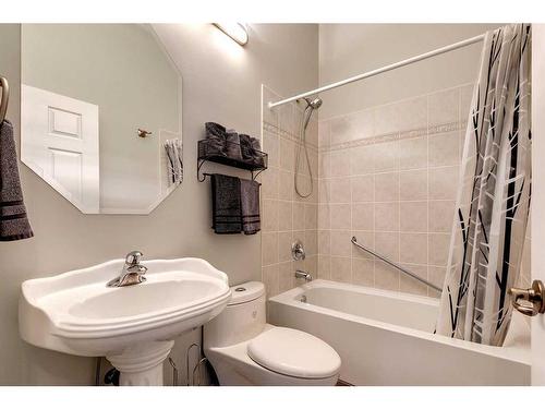 106 Simcoe Crescent Sw, Calgary, AB - Indoor Photo Showing Bathroom