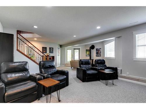 106 Simcoe Crescent Sw, Calgary, AB - Indoor Photo Showing Living Room