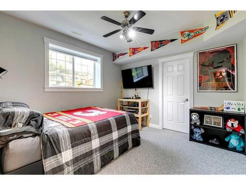 106 Simcoe Crescent Sw, Calgary, AB - Indoor Photo Showing Bedroom