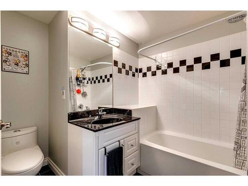 106 Simcoe Crescent Sw, Calgary, AB - Indoor Photo Showing Bathroom