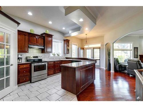 106 Simcoe Crescent Sw, Calgary, AB - Indoor Photo Showing Kitchen