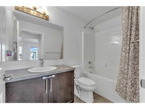 14 Corner Meadows Common Ne, Calgary, AB - Indoor Photo Showing Bathroom