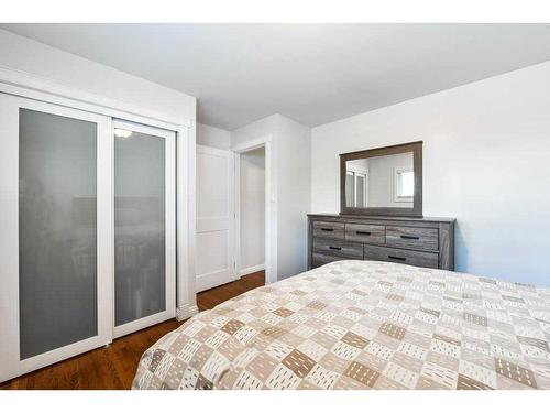 1267 Lake Sundance Crescent Se, Calgary, AB - Indoor Photo Showing Bedroom