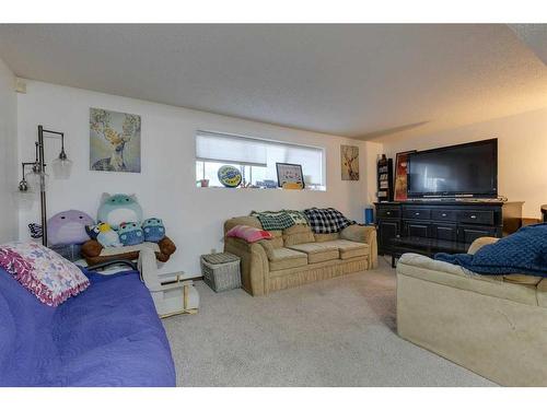 2525 16A Street Nw, Calgary, AB - Indoor Photo Showing Living Room