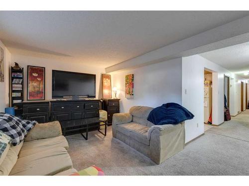 2525 16A Street Nw, Calgary, AB - Indoor Photo Showing Living Room