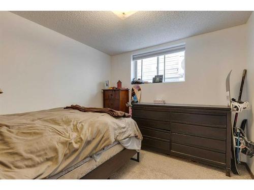 2525 16A Street Nw, Calgary, AB - Indoor Photo Showing Bedroom