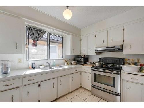 2525 16A Street Nw, Calgary, AB - Indoor Photo Showing Kitchen With Double Sink