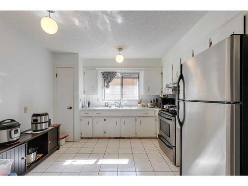 2525 16A Street Nw, Calgary, AB - Indoor Photo Showing Kitchen With Double Sink