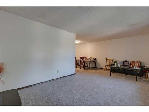 2525 16A Street Nw, Calgary, AB - Indoor Photo Showing Other Room