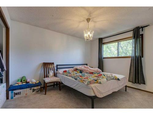 2525 16A Street Nw, Calgary, AB - Indoor Photo Showing Bedroom