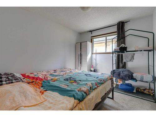 2525 16A Street Nw, Calgary, AB - Indoor Photo Showing Bedroom