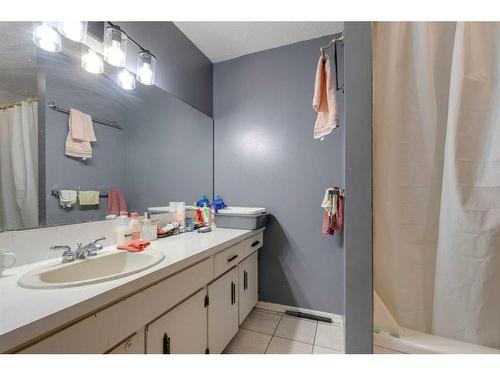 2525 16A Street Nw, Calgary, AB - Indoor Photo Showing Bathroom