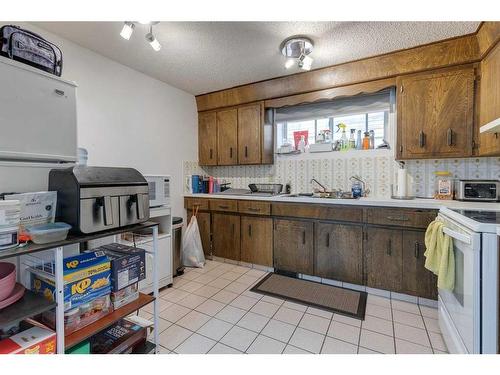 2525 16A Street Nw, Calgary, AB - Indoor Photo Showing Kitchen