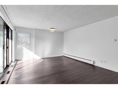 303-3719C 49 Street Nw, Calgary, AB - Indoor Photo Showing Other Room