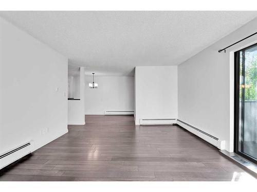 303-3719C 49 Street Nw, Calgary, AB - Indoor Photo Showing Other Room