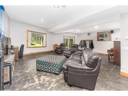 7 Helms Ridge, Rural Rocky View County, AB - Indoor Photo Showing Living Room