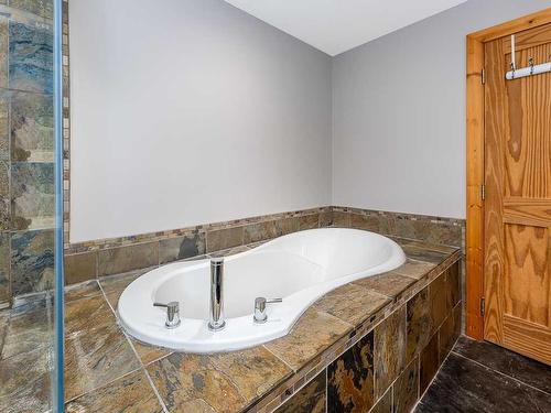 7 Helms Ridge, Rural Rocky View County, AB - Indoor Photo Showing Bathroom