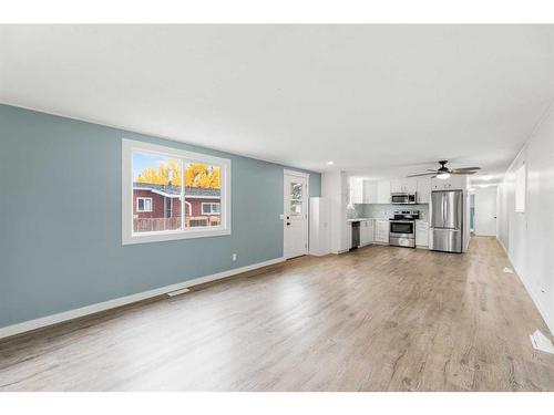 8 Spring Haven Close Se, Airdrie, AB - Indoor Photo Showing Living Room