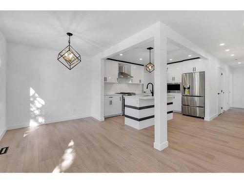 5512 Silverdale Drive Nw, Calgary, AB - Indoor Photo Showing Kitchen With Upgraded Kitchen