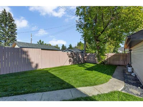 5512 Silverdale Drive Nw, Calgary, AB - Outdoor With Backyard