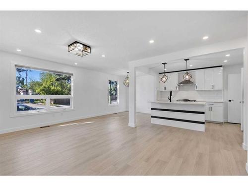 5512 Silverdale Drive Nw, Calgary, AB - Indoor Photo Showing Living Room