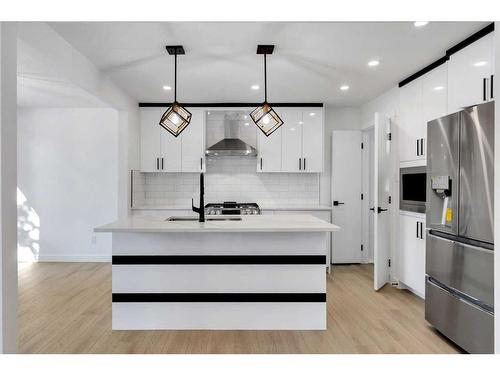 5512 Silverdale Drive Nw, Calgary, AB - Indoor Photo Showing Kitchen With Upgraded Kitchen