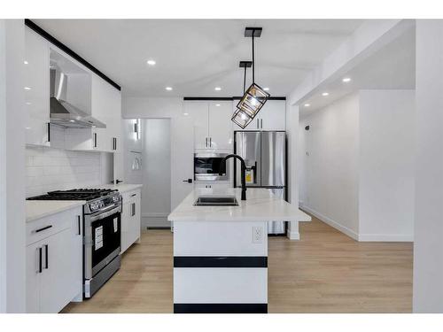 5512 Silverdale Drive Nw, Calgary, AB - Indoor Photo Showing Kitchen With Double Sink With Upgraded Kitchen