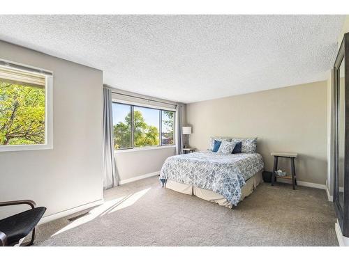 5-99 Midpark Gardens Se, Calgary, AB - Indoor Photo Showing Bedroom