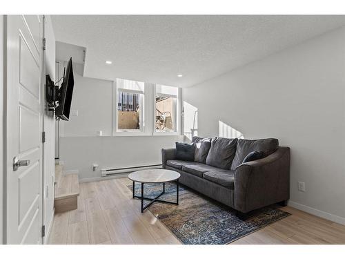 412-338 Seton Circle Se, Calgary, AB - Indoor Photo Showing Living Room